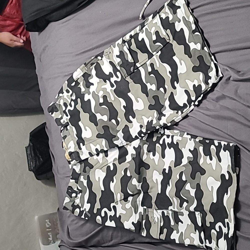 Brand new w/o tags Vision Sports snow urban camo cargo shorts
